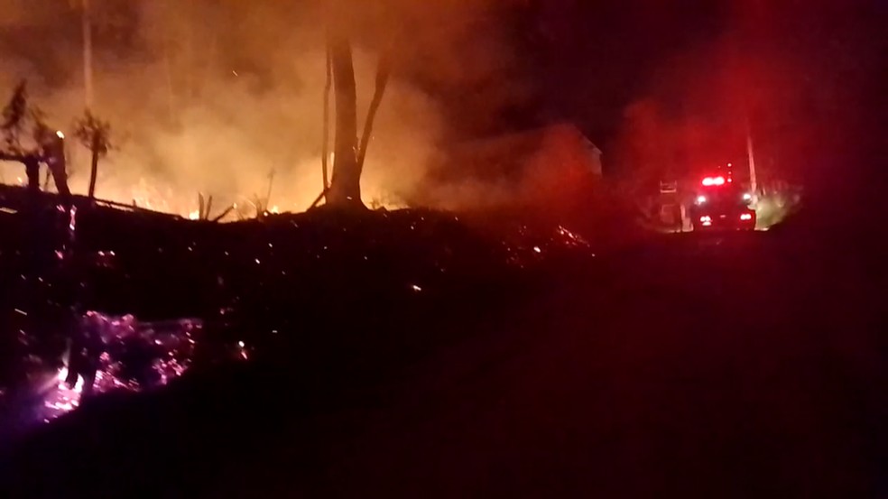 Queimada atinge área verde às margens de estrada entre Mairinque e Alumínio — Foto: TV Mairinque/Divulgação