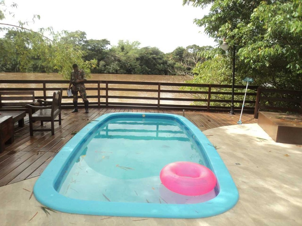 Piscina construÃ­da Ã s margens do rio Coxim (Foto: PMA/DivulgaÃ§Ã£o)