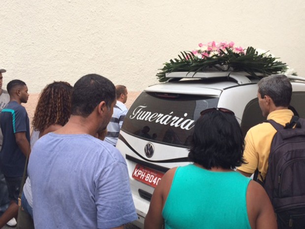 O corpo do menino Ryan sai do velório para o cemitério (Foto: Káthia Mello/G1)