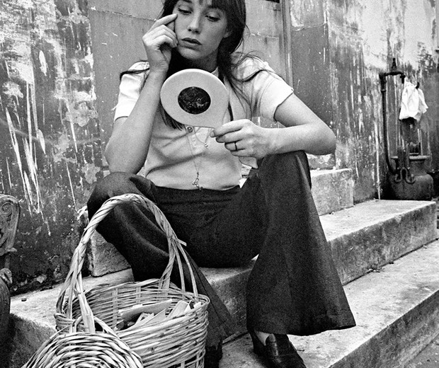 Jane Birkin e sua inseparável bolsa de palha (Foto: Reprodução)