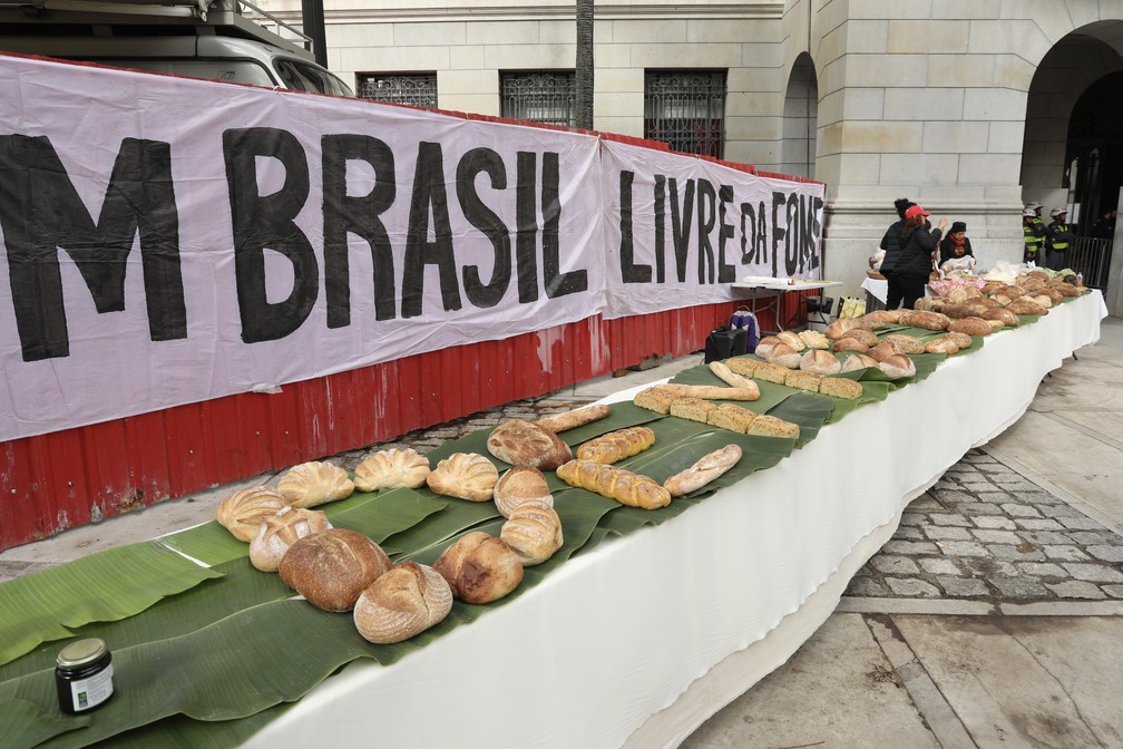 Manifestantes escrevem a palavra "democracia" com pães em ato neste 11 de agosto, em SP  — Foto: Celso Tavares/g1