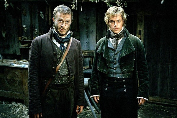 Heath Ledger e Matt Damon em cena de Os Irmãos Grimm (2005) (Foto: Divulgação)