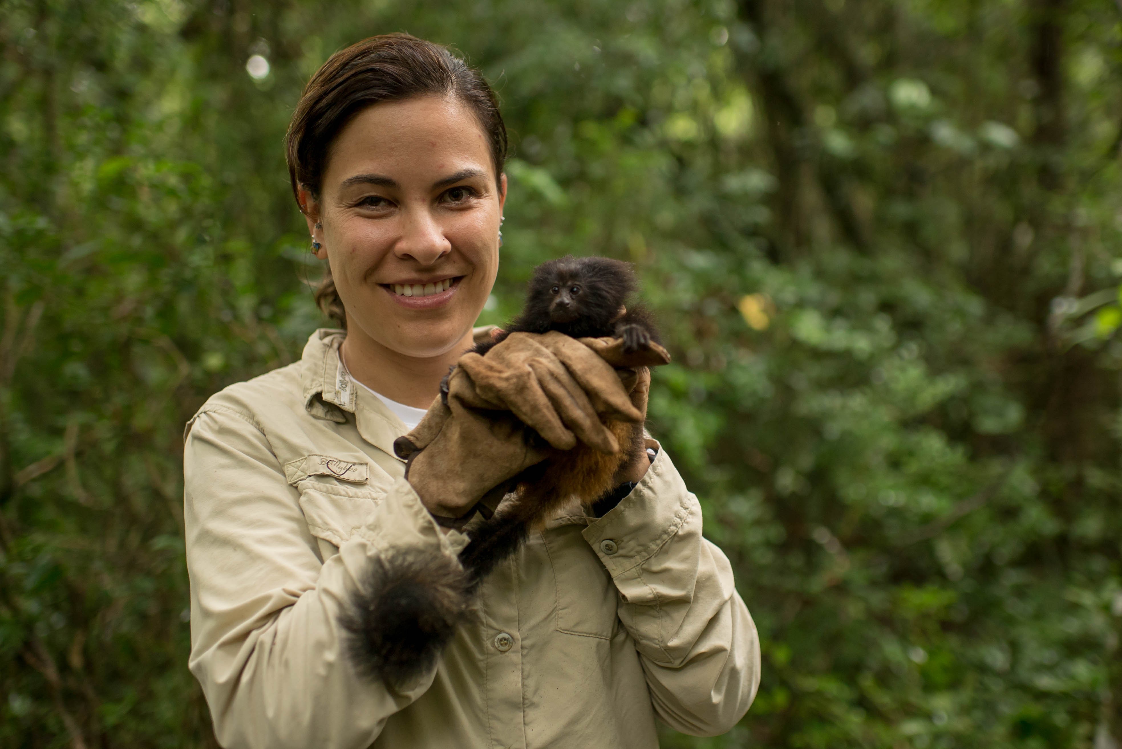 Gabriela Rezende coordena o Programa de Conservação do Mico-leão-preto, iniciativa do Instituto de Pesquisas Ecológicas (IPÊ) (Foto: Reprodução/IPÊ)