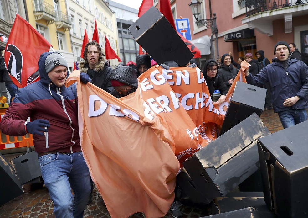 Manifestantes protestam contra a reunião do G20 em Baden Baden, na Alemanha, neste sábado (18) (Foto: REUTERS/Kai Pfaffenbach)