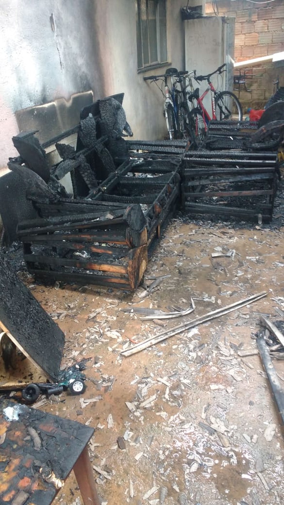 Materiais destruídos em incêndio em residência em Alfredo Vasconcelos — Foto: Corpo de Bombeiros/Divulgação