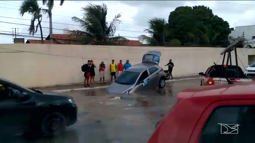 Carro caiu em cratera na Rua das Cegonhas no bairro Olho D'Água, em São Luís — Foto: Reprodução/TV Mirante