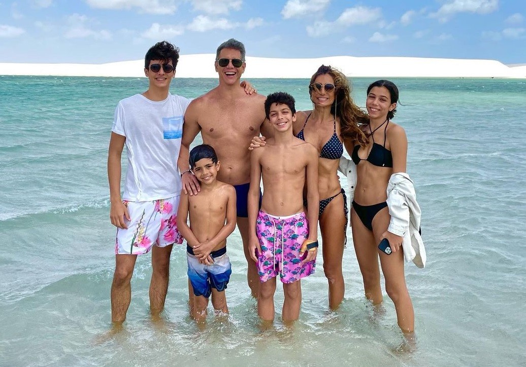 Marcio Garcia e a mulher, Andrea Santa Rosa, com os filhos Pedro, João, Felipe e Nina (Foto: Reprodução/Instagram)