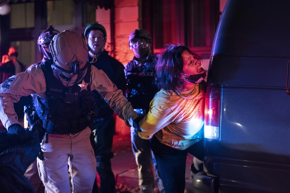 Polícia prende manifestante durante confrontos em Portland, Oregon, nesta quarta-feira (4) — Foto: Paula Bronstein/AP