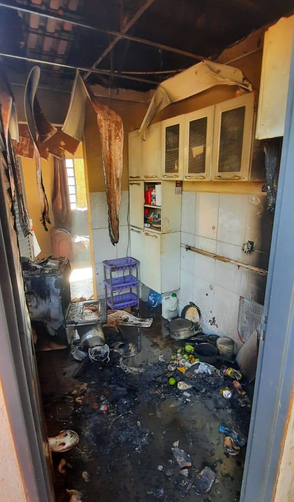 Cozinha ficou danificada após incêndio criminoso em Uberaba — Foto: PMMG/Divulgação