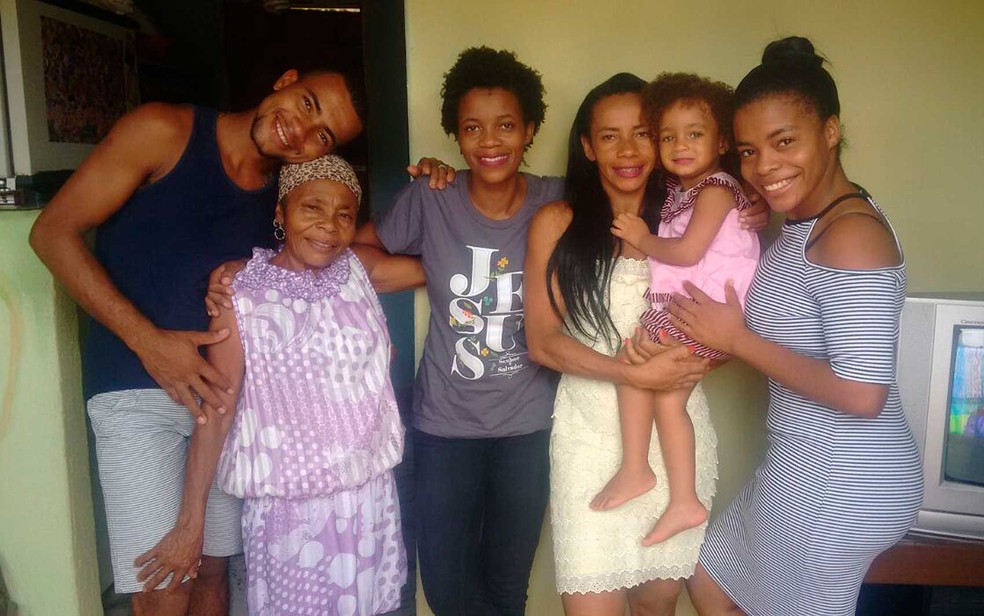 Maria Aloísia (no meio de cabelo curto) com a mãe (de vestido lilás) e os irmãos na casa da família em Valença, na Bahia (Foto: Arquivo Pessoal)