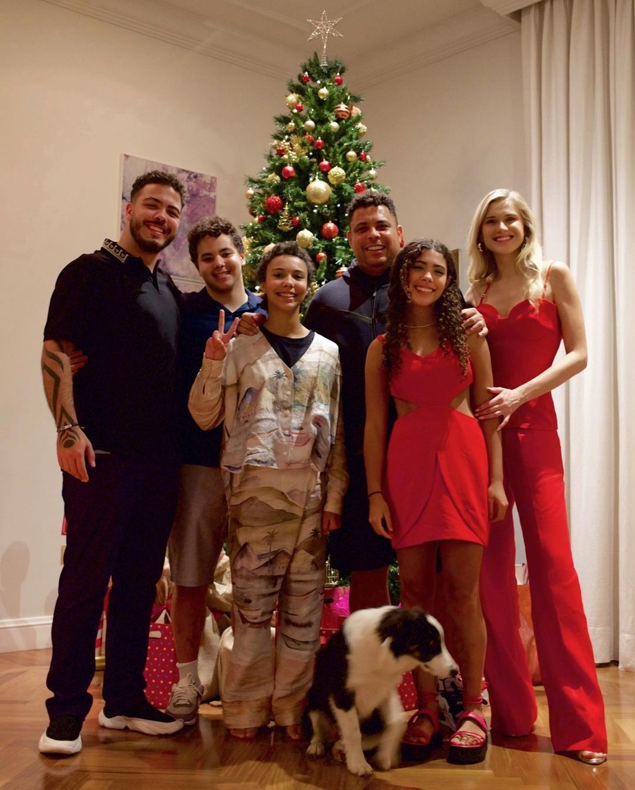 Ronaldo reúne os quatro filhos em clique de Natal com Celina Locks