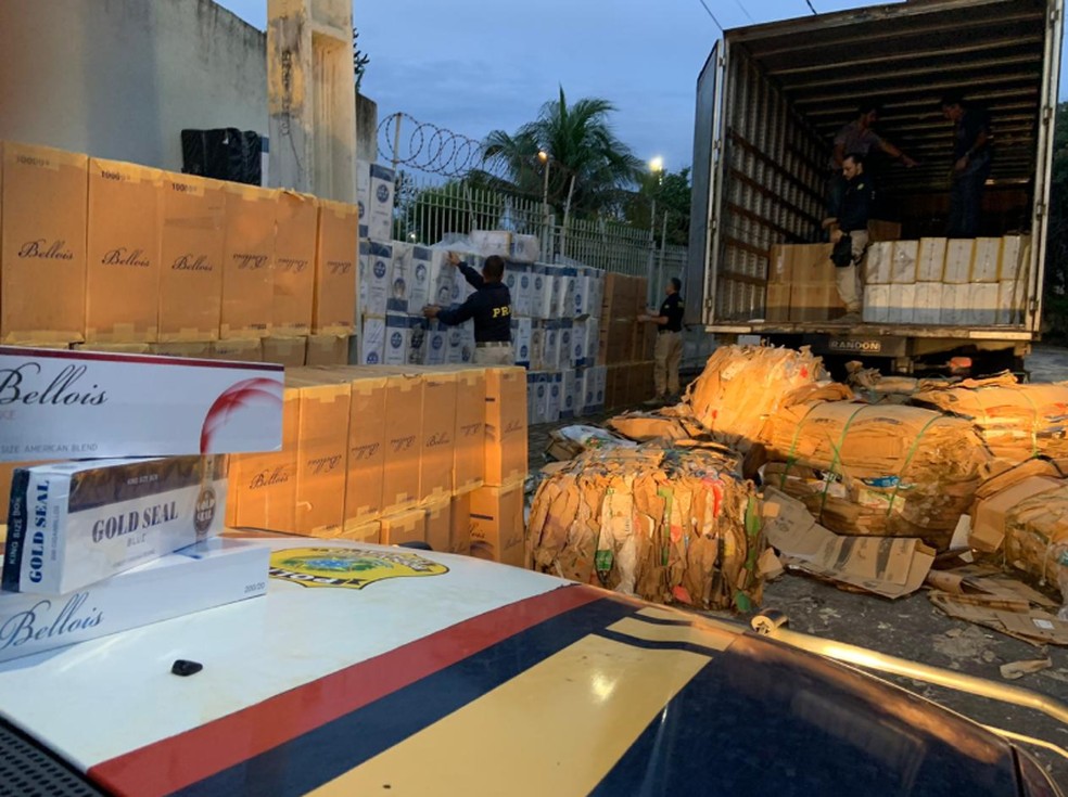 Ao vistoriar o caminhÃ£o, os agentes da PRF acharam  caixas de cigarros em meio a sucatas de papelÃ£o. â Foto: PolÃ­cia Federal do CearÃ¡/DivulgaÃ§Ã£o