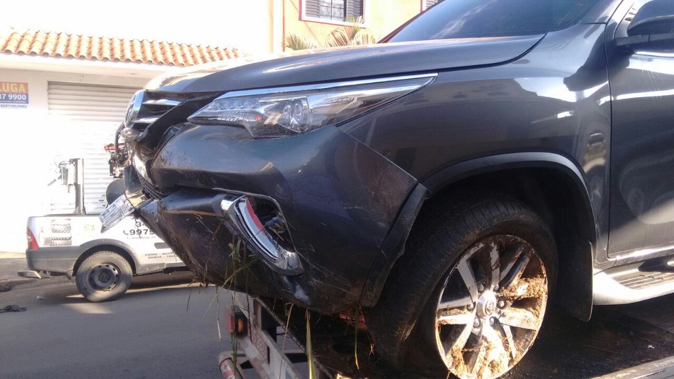 Hilux que caiu no Rio Piracicamirim foi levada para a PF de Piracicaba  (Foto: Edijan Del Santo/EPTV)