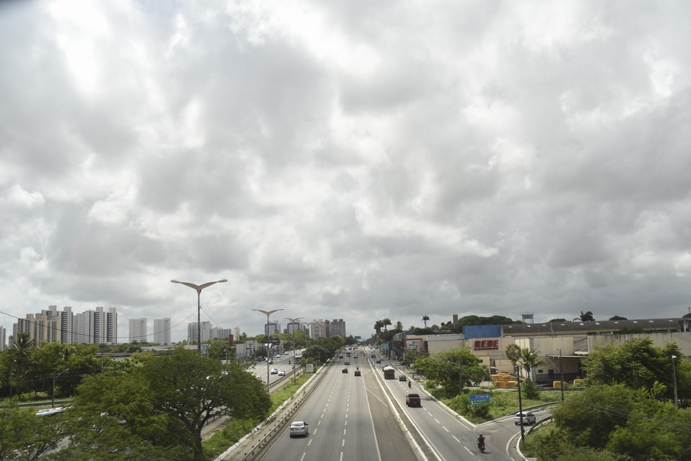 Foto mostra tempo nublado em Fortaleza no sábado (8). — Foto: Caio Rocha/FramePhoto/Estadão Conteúdo