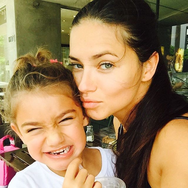 Lindas! Adriana Lima posa com a filha em foto para o Instagram Quem