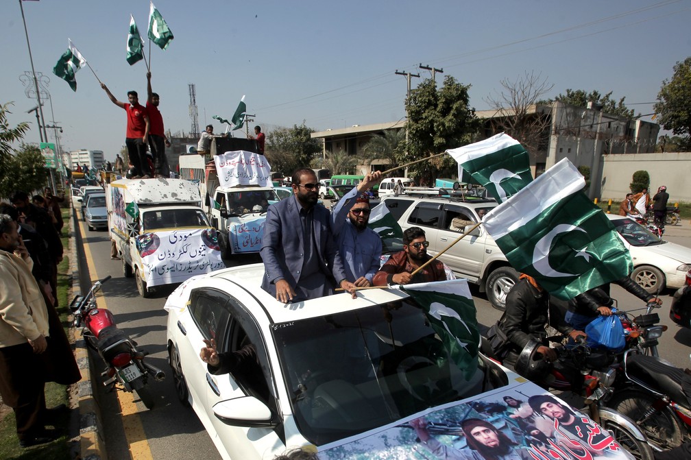 Paquistaneses saem Ã s ruas de Lahore para comemorar anÃºncio do governo de que derrubou dois aviÃµes indianos â€” Foto: Mohsin Raza/Reuters