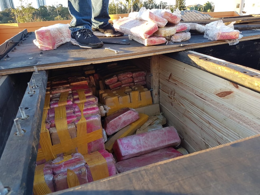 Segundo a PolÃ­cia Civil, maconha estava escondida em parede falsa na carroceria do caminhÃ£o; veÃ­culo foi apreendido nesta quinta-feira (9) em Bandeirantes (Foto: PolÃ­cia Civil do ParanÃ¡/DivulgaÃ§Ã£o)