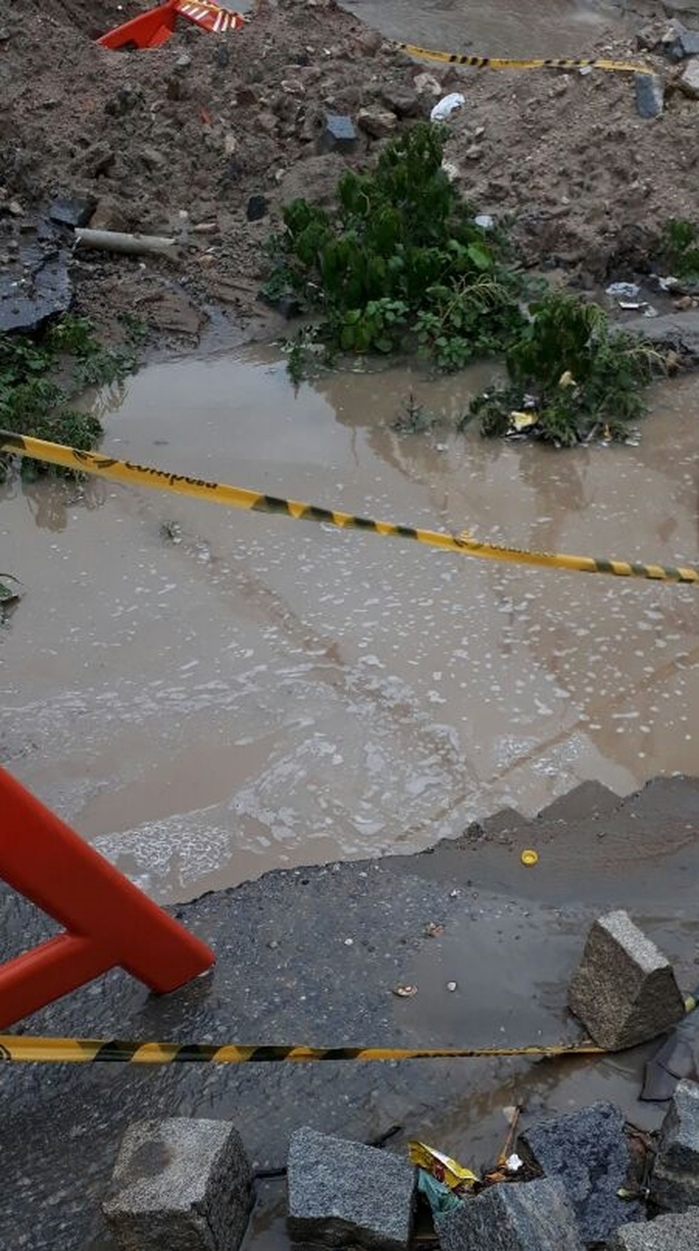 Bueiro fica no bairro Fazenda Velha em Toritama (Foto: Reprodução/WhatsApp)