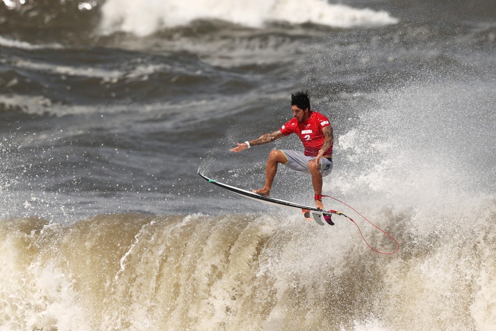 Gabriel Medina arrisca um aéreo na disputa do bronze — Foto: Ryan Pierse/Getty Images
