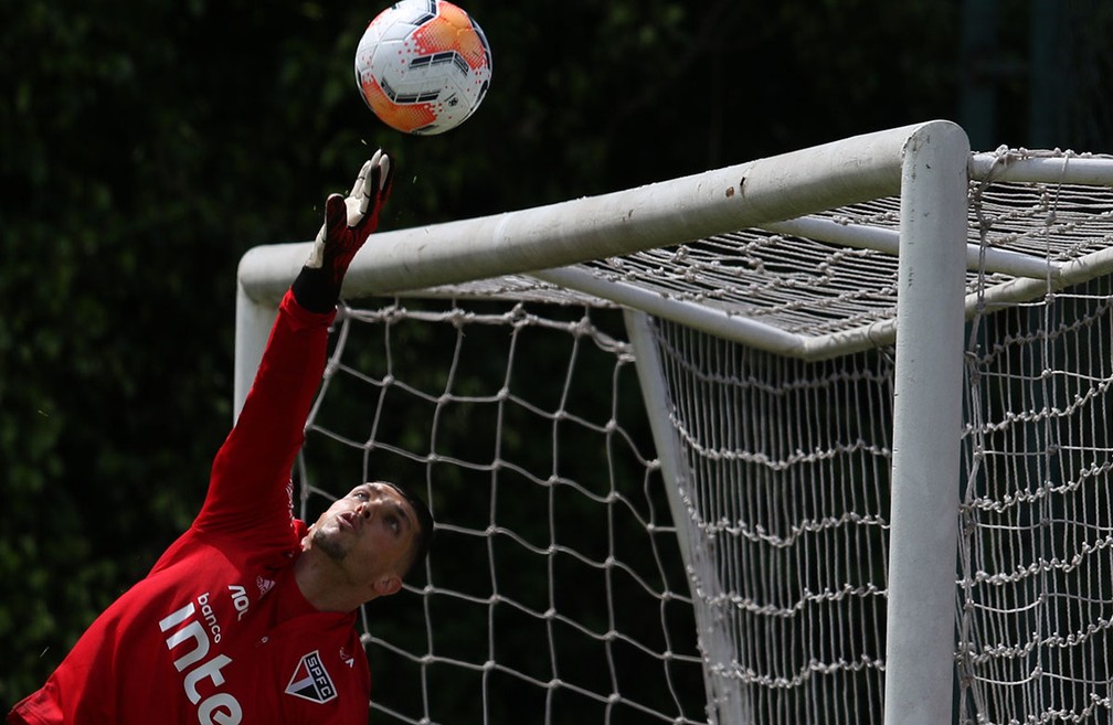 Tiago Volpi em ação no treino do São Paulo — Foto:  Rubens Chiri / saopaulofc.net