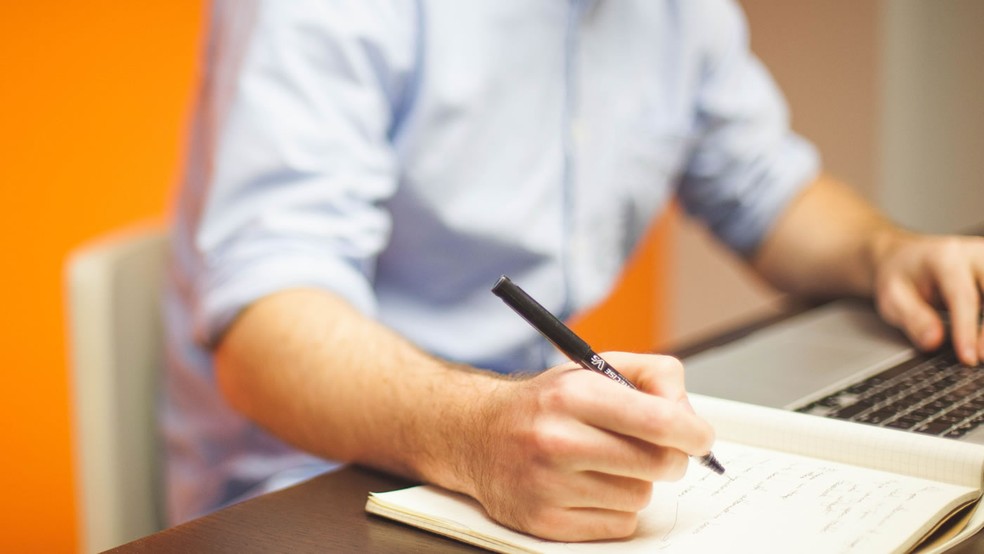 Gerente analisa financiamento a cliente (Foto: BCredi/Divulgação)