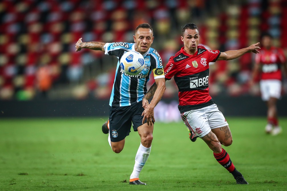 Michael, do Flamengo, disputa a bola com Rafinha, do Gr&ecirc;mio, em jogo pela Copa do Brasil &mdash; Foto: Lucas Uebel/Gr&ecirc;mio