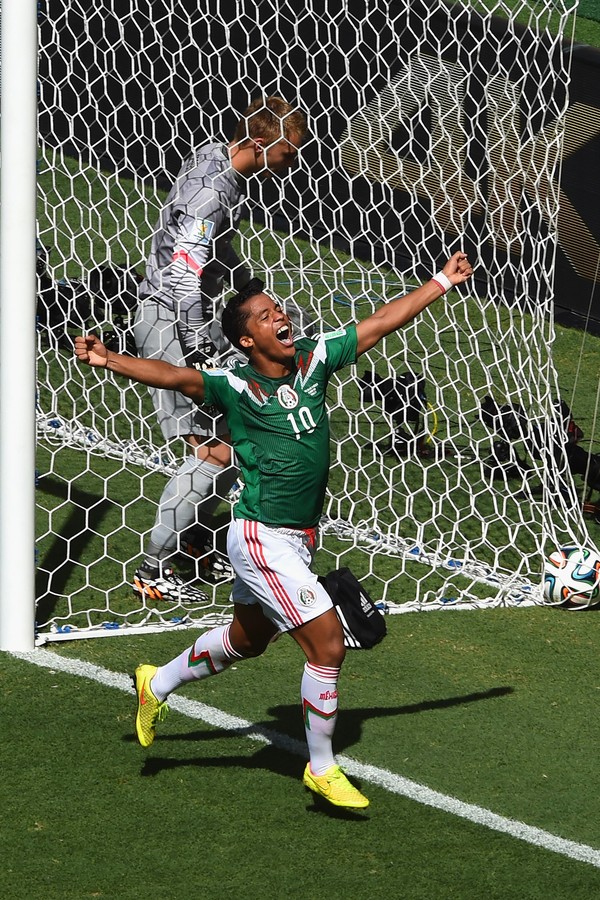 O holandês Cillessen falhou no gol marcado por Giovani dos Santos. Para sua sorte, a Holanda conseguiu a virada e venceu o México por 2 a 1 (Foto: Getty images)