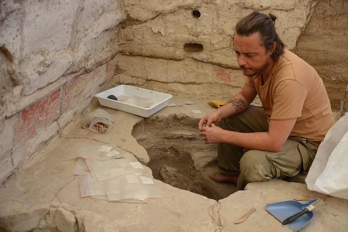 Marco Milella, do Instituto de Medicina Forense da Universidade de Berna, durante as escavações (Foto: Jason Quinlan/Çatalhöyük Research Project)