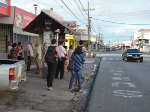 Ruas ficaram sem ônibus e os passageiros se acumularam nos pontos de João Pessoa (Foto: Walter Paparazzo/G1)