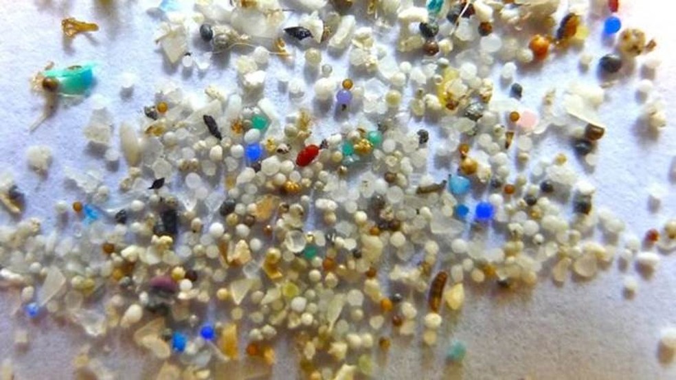 Entre 2% e 5% de todo o plástico produzido no mundo acaba despejado nos oceanos, em forma de resíduo. — Foto: 5Gyres/Oregon State University