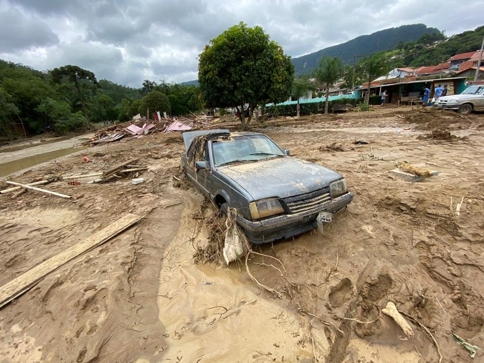 Presidente Getúlio ficou coberta por lama após enxurrada  — Foto: Marcos Schimitd/NSC TV