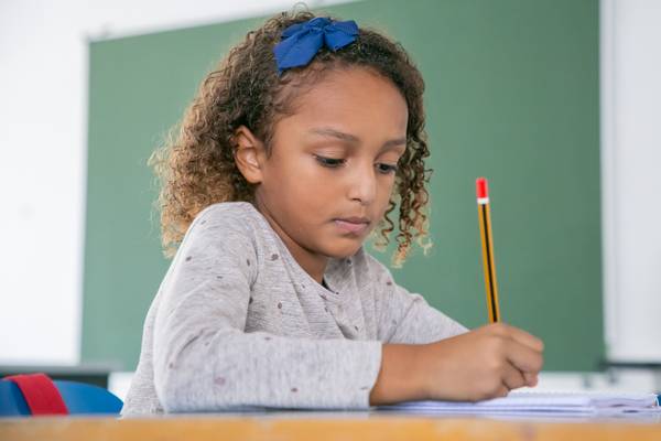 A lição de casa ajuda a criança a reforçar o conteúdo aprendido em sala de aula