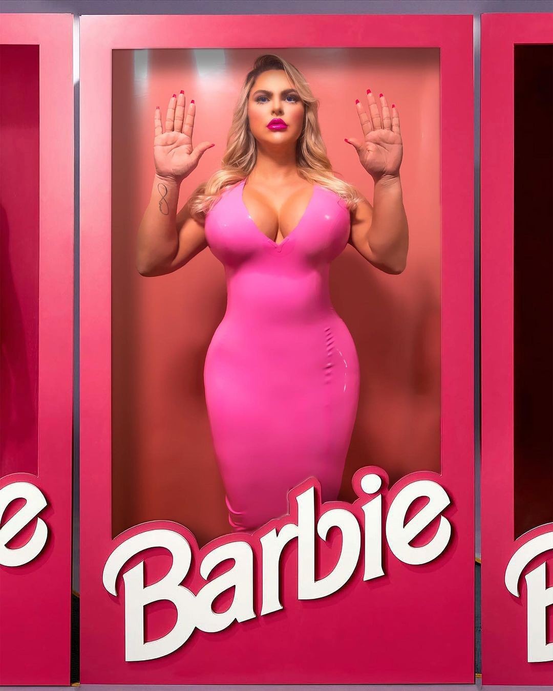 Modelo plus size se veste de Barbie e pede bonecas com corpos de verdade (Foto: Instagram)