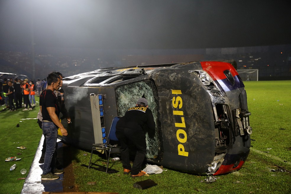 Carro destruído dentro do estádio do jogo entre Arema e Persebaya Surabaya na Indonésia — Foto: Antara Foto/H Prabowo/via REUTERS