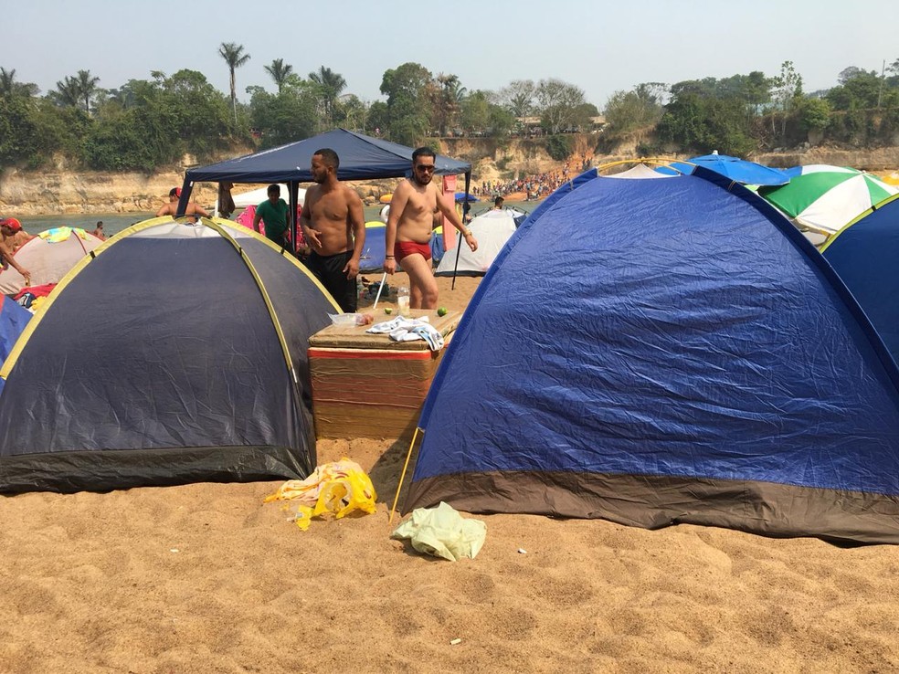 Participantes do evento montaram barracas na Praia Calderita, em Porto Velho. (Foto: Tais Gomes/CBN Amazônia)