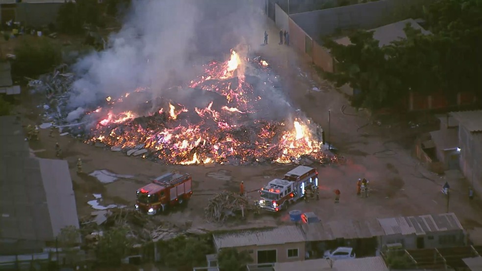 Moradores de casas ao lado do terreno foram retirados pelos bombeiros — Foto: TV Globo/Reprodução