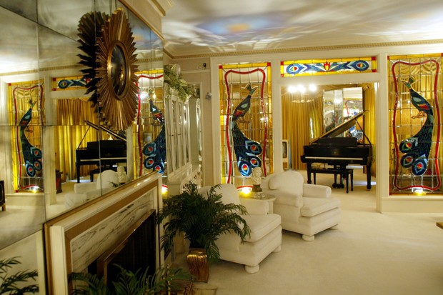 MEMPHIS, TN - AUGUST 12:  Elvis Presley's living room at Graceland is seen during Elvis Week on August 12, 2002 in Memphis, Tennessee.  75,000 fans are expected to attend the celebration of all things Elvis which this year marks the 25th anniversary of Pr (Foto: Getty Images)