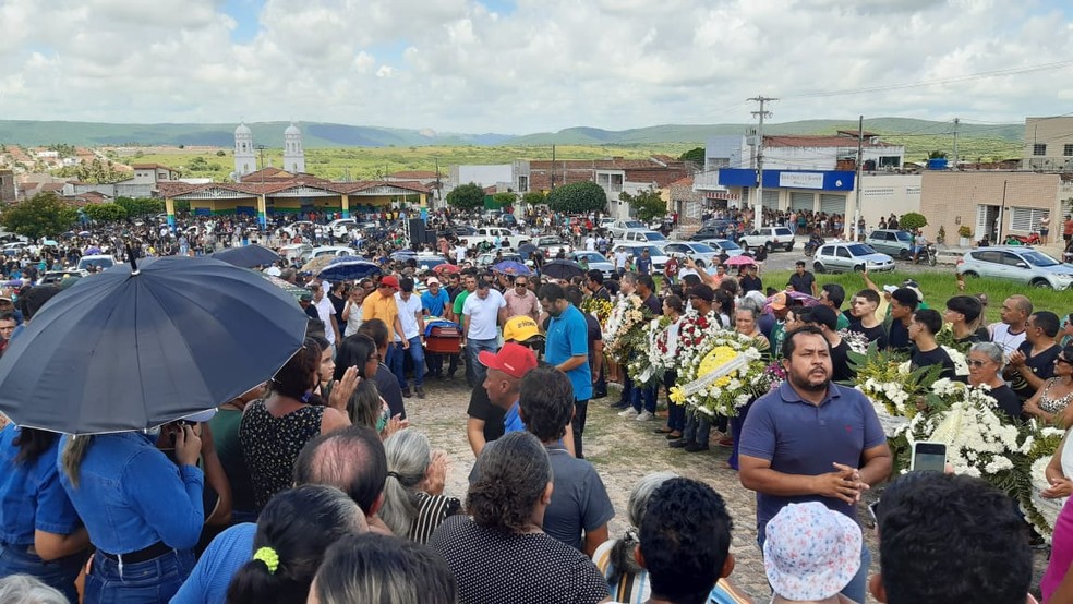 Cortejo para sepultamento do prefeito Neném Borges atrai centenas de pessoas a São José do Campestre — Foto: Sérgio Henrique Santos/Inter TV Cabugi