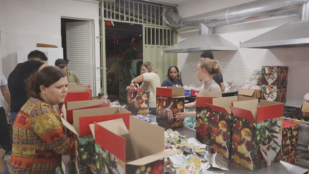 Comida que abraça: voluntários arrecadam doações para famílias carentes  neste Natal em BH | Minas Gerais | G1