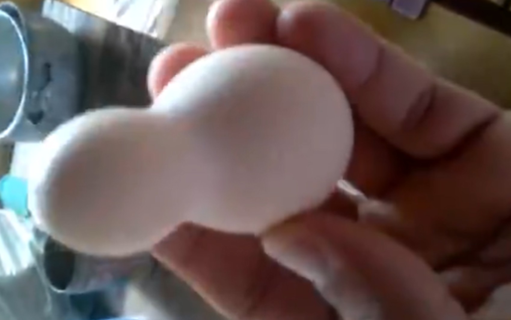 Agente de saúde se impressiona ao encontrar ovo em formato de pino de boliche; vídeo