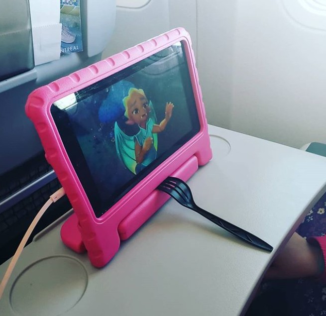 Criança usa garfo para tablet não cair  (Foto: Reprodução: Instagram )
