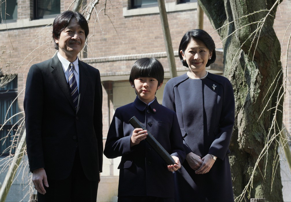 O príncipe Hisahito, de 12 anos, com os pais, o príncipe Akishino e a princesa Kiko, depois da cerimônia de formatura da escola primária, em Tóquio, neste ano. Ele deverá suceder o tio, Naruhito, como imperador do Japão. — Foto: Eugene Hoshiko / POOL / AFP