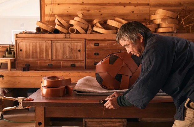 Artesãos de bambu manufaturam peças da LOEWE para a semana de design de Milão (Foto: Divulgação)