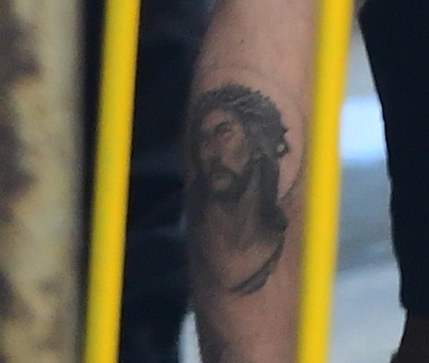 Justin Bieber exibe tatuagem de Jesus Cristo na panturrilha (Foto: Grosby Group)