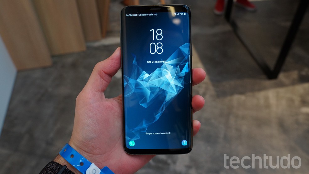 Galaxy S9 tem design mais alongado devido à tela no formato 18:9 (Foto: Thássius Veloso/TechTudo)