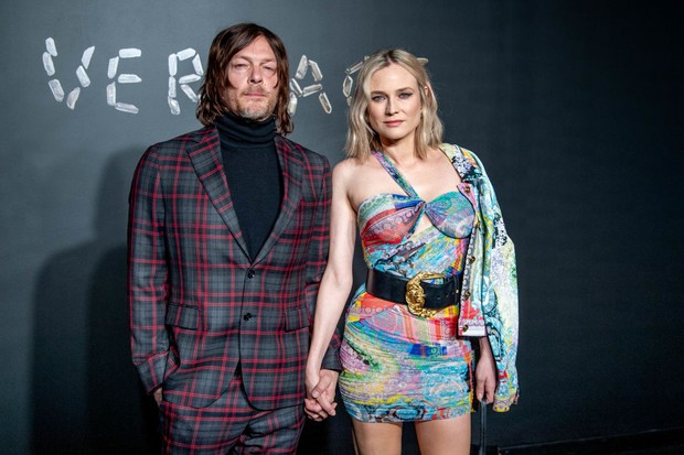 NEW YORK, NEW YORK - DECEMBER 02: Norman Reedus and Diane Kruger attend the the Versace fall 2019 fashion show at the American Stock Exchange Building in lower Manhattan on December 02, 2018 in New York City. (Photo by Roy Rochlin/Getty Images) (Foto: Getty Images)