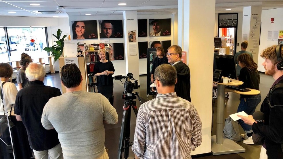 Nas prateleiras da biblioteca Dawit.Isaak, estão exemplares de obras que são ou já foram censuradas ou queimadas em diferentes países, escritas por autores que enfrentaram a prisão, a censura ou o exílio — Foto: Divulgação