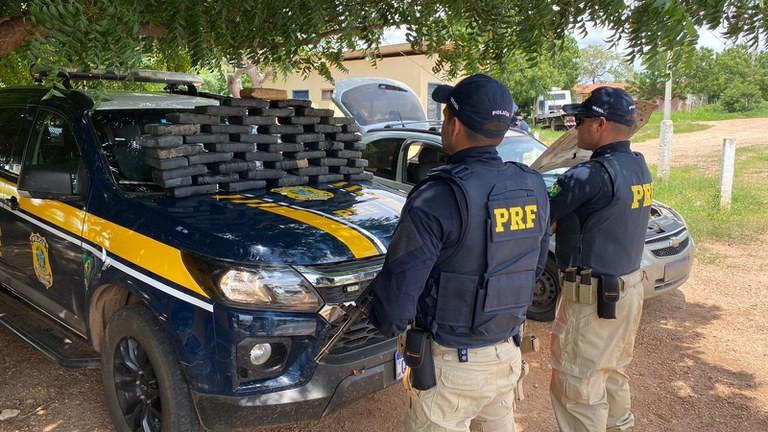 PRF apreende 45 tabletes de cloridrato de cocaína escondidos dentro de carro na BR-316