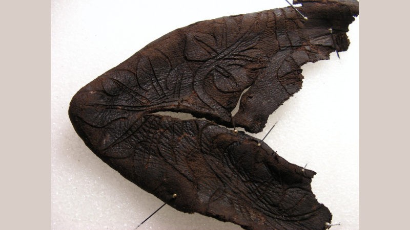 Fragmentos de bota infantil encontrados por arqueólogos durante obras de construção para melhorar o sistema de esgoto da cidade suíça de Saint-Ursanne (Foto: Secretaria de Cultura de Jura)