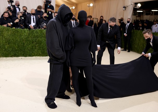 NEW YORK, NEW YORK - SEPTEMBER 13: Kim Kardashian West and Demna Gvasalia attend The 2021 Met Gala Celebrating In America: A Lexicon Of Fashion at Metropolitan Museum of Art on September 13, 2021 in New York City. (Photo by John Shearer/WireImage) (Foto: WireImage)